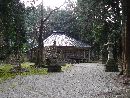 赤倉神社境内に設けられた石燈篭と石造狛犬