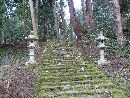 赤倉神社奥宮へと続く参道の石段