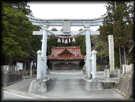 久麻加夫都阿良加志比古神社境内正面に設けられた石造大鳥居と石造社号標
