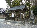 久麻加夫都阿良加志比古神社境内に設けられた手水舎と石造狛犬