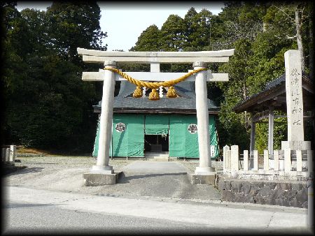 藤津比古神社境内正面に設けられた大鳥居と石造寺号標