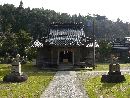 長谷部神社境内から見る拝殿正面と石造狛犬