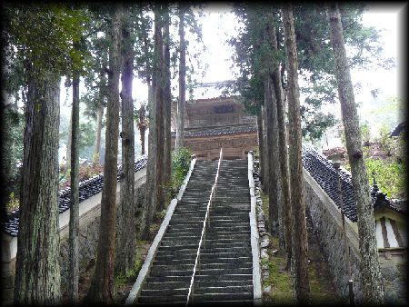 永光寺参道石段から見上げた山門