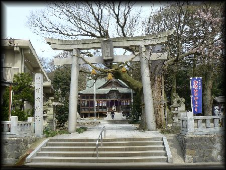 羽咋神社の境内正面に設けられた石造鳥居と石造社号標