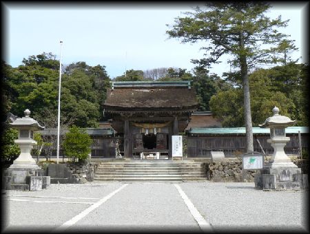 気多大社駐車場から見た石燈篭と歴史が感じられる神門