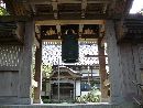 豊財院山門から見た境内と歴史を刻んできた梵鐘