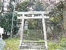 出水神社参道石段に設けられた石鳥居と苔むした石垣