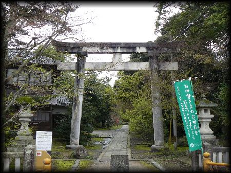 江沼神社境内正面に設けられた石造鳥居と石燈篭