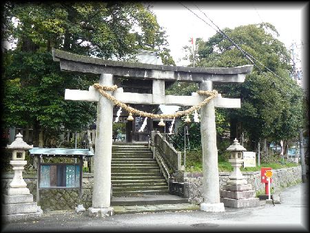 菅生石部神社境内正面に設けられた石造鳥居と石鳥居
