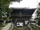 大聖寺藩主前田家と縁がある菅生石部神社石段から見上げた随身門（神社山門）
