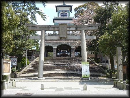 ���R�_�Ћ����̐��ʂɐ݂���ꂽ�Β����ƐΑ��Ѝ��W