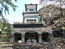 尾山神社石段から見上げた神門（神社山門）