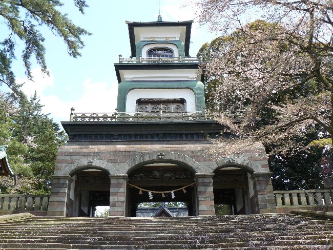 歴史が感じられる尾山神社のステンドグラス入りの神門