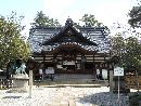 尾山神社境内から見た拝殿正面と狛犬と燈篭