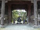 前田綱紀と縁がある天徳院山門内部に置かれた大香炉越に見える境内の様子