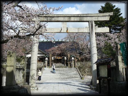 宇多須神社境内正面に設けられた石造鳥居と石柵