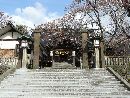 前田綱紀と縁がある宇多須神社石段から見上げた石柱門と燈篭