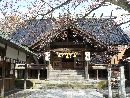 宇多須神社境内にある桜越に見た拝殿正面