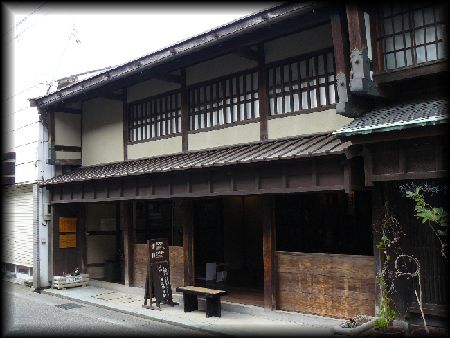 ���O�g�ƏZ��̉E�΂ߐ��ʂ���B�e�����摜