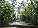 安宅住吉神社石段から見上げる石鳥居と石燈篭を写した写真