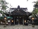 安宅住吉神社拝殿正面と信仰の篤さが感じられる木製燈篭