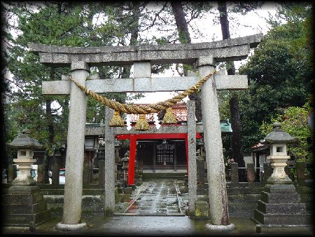 �ѓ��_�Ћ������ʂɐ݂���ꂽ�Β����ƐΓ��U