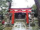 葭島神社参道石畳み沿いに設けられた朱色の鳥居と大型石燈篭