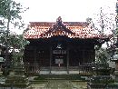 葭島神社拝殿正面とその前に置かれた石造狛狐