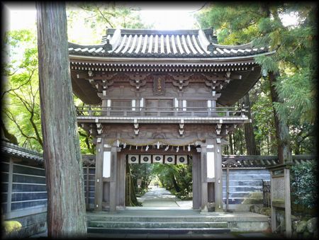 �ߒJ���̋������ʂɐ݂���ꂽ�R��i�O��j