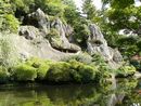 那谷寺庭園の池に写りこむそそり立つ岩壁