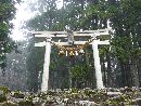伊須流岐比古神社石段から見上げた石鳥居