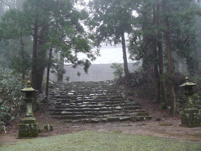 石動山に鎮座している伊須流岐比古神社の境内