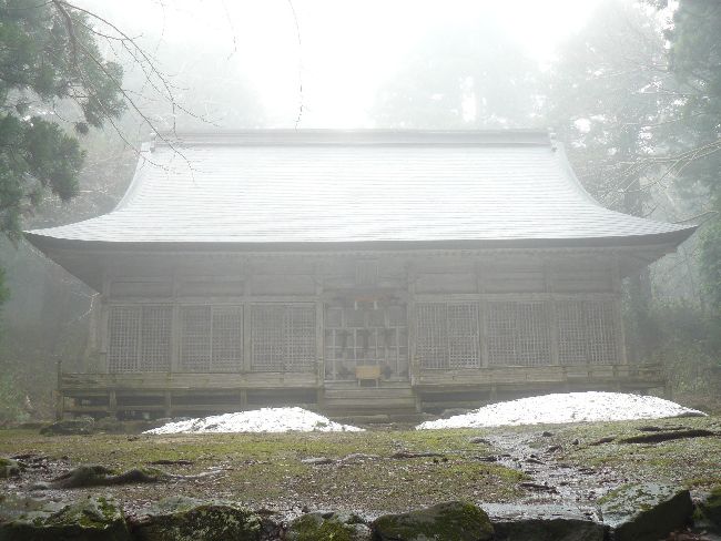 神秘的な雰囲気がある伊須流岐比古神社の拝殿