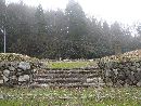 石動山宝池院の苔生した石垣と石段