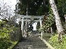 酒垂神社参道石段中程にある石鳥居と石燈篭