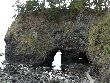 巌門（能登金剛）：大岩の下に日本海の荒波によって削られた穴
