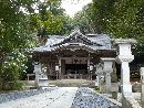 春日神社参道石畳とその奥に見える拝殿