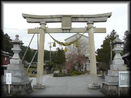 須須神社境内正面に設けられた大鳥居と石燈篭