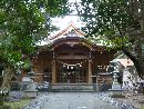 須須神社社叢越に見える拝殿正面