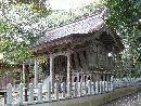 須須神社本殿右斜め前方と石柵