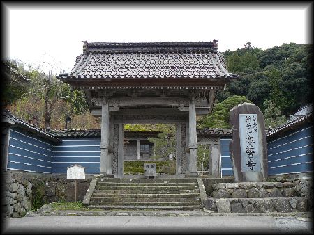 ���ݖ{�����������ʂɐ݂���ꂽ�R��ƐΑ������W