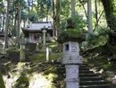 長谷部神社石燈篭とその脇を通る参道の石段