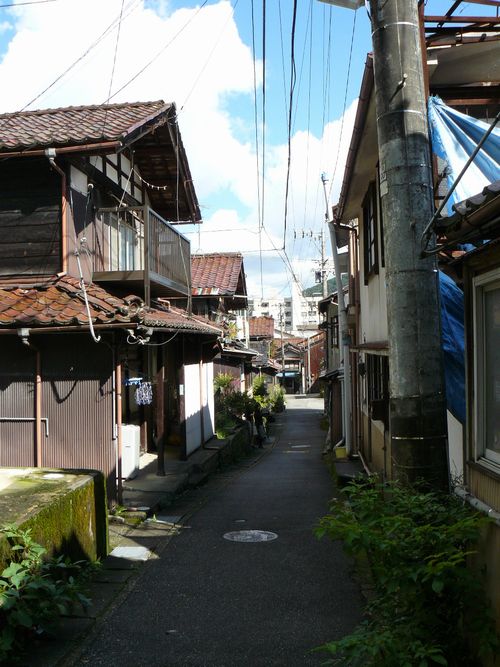 �R������E������