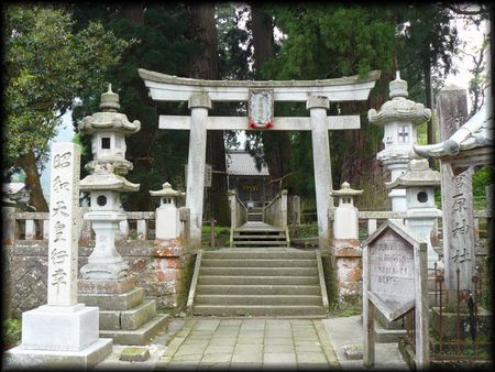 栢野の大杉のある菅原神社の石造社号標と石碑、石鳥居、石燈籠