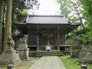 栢野の大杉のある菅原神社参道石畳から見た拝殿と2対の石造狛犬
