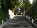 服部神社参道石段と両サイドの石垣