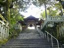 服部神社参道石段の奥に見える神門と玉垣