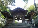 服部神社参道から見上げた神門正面の画像